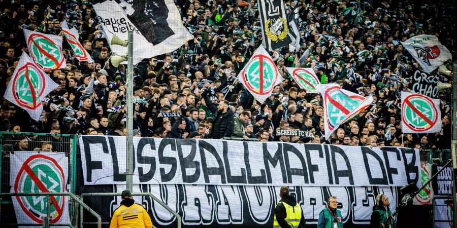 Gladbach-Fans nennen den DFB eine «Fussballmafia».