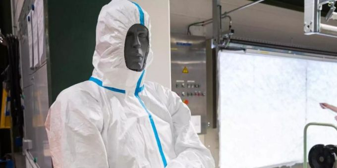 Eine Puppe trägt einen Schutzanzug aus dem Material Tyvek. Szene im Werk von DuPont in Luxemburg. Foto: Oliver Dietze/dpa Schutzanzug
