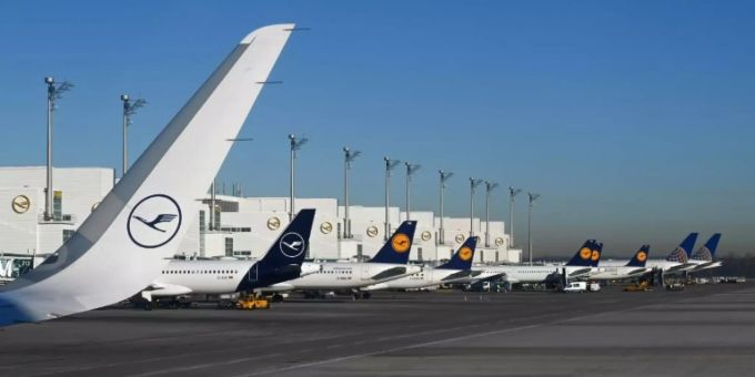 Die Lufthansa muss wegen des Coronavirus Flüge streichen. Deshalb bleiben nun sämtliche Airbus A380 am Boden. lufthansa airbus a380