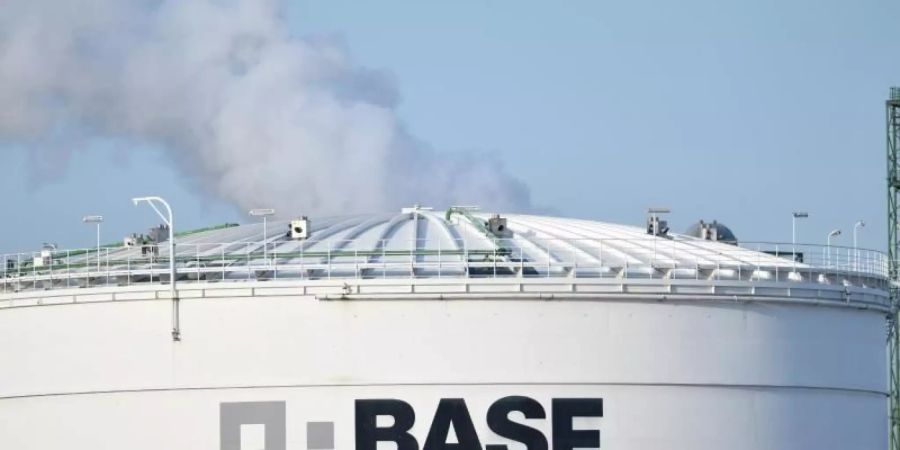 Logo des Chemiekonzerns BASF auf einer Industrieanlage auf dem Werksgelände in Ludwigshafen. Foto: Uwe Anspach/dpa