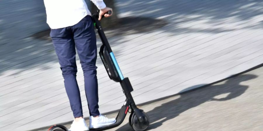Mann auf einem E-Scooter