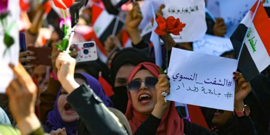 Demonstrantinnen auf dem Tahrir-Platz in Bagdad