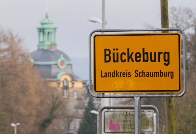 Das Ortsschild von Bückeburg im Landkreis Schaumburg. Ein Ingenieur aus Bückeburg hat der AfD sein gesamtes Vermögen im Wert von rund sieben Millionen Euro vermacht. Ingenieur AfD Millionen