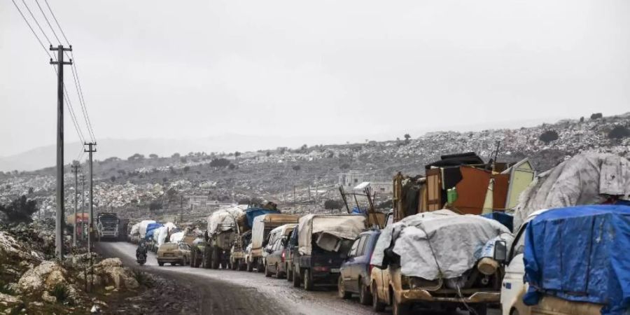 Zivilisten fliehen mit ihren Habseligkeiten aus dem umkämpften Idlib. Foto: Uncredited/AP/dpa