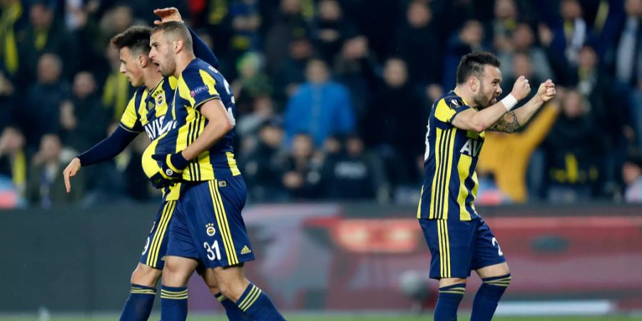 Die Spieler von Fenerbahçe Istanbul feiern den Treffer zum 1:0.