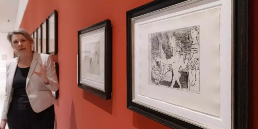 Ausstellungskuratorir Annette Weisner erläutert die Grafik «Blinder Minotaurus, von einem Mädchen geführt II». Foto: Markus Scholz