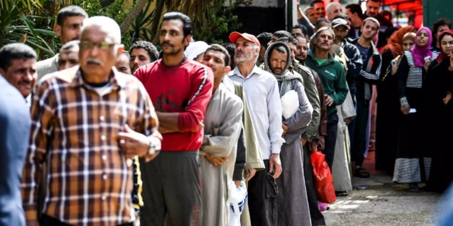 Schlange vor einem Wahllokal in Kairo