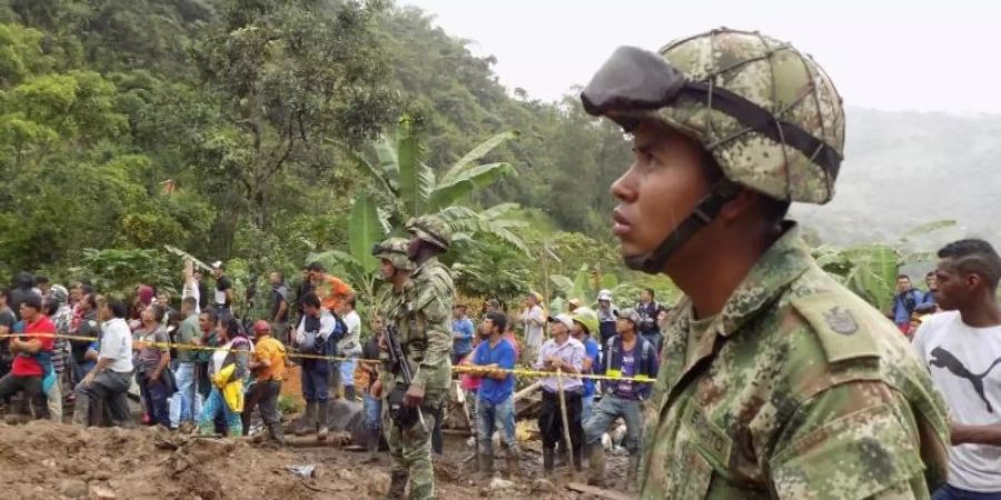 Nach dem Erdrutsch: Mitglieder der kolumbianischen Streitkräfte suchen nach vermissten Personen. Foto: colprensa