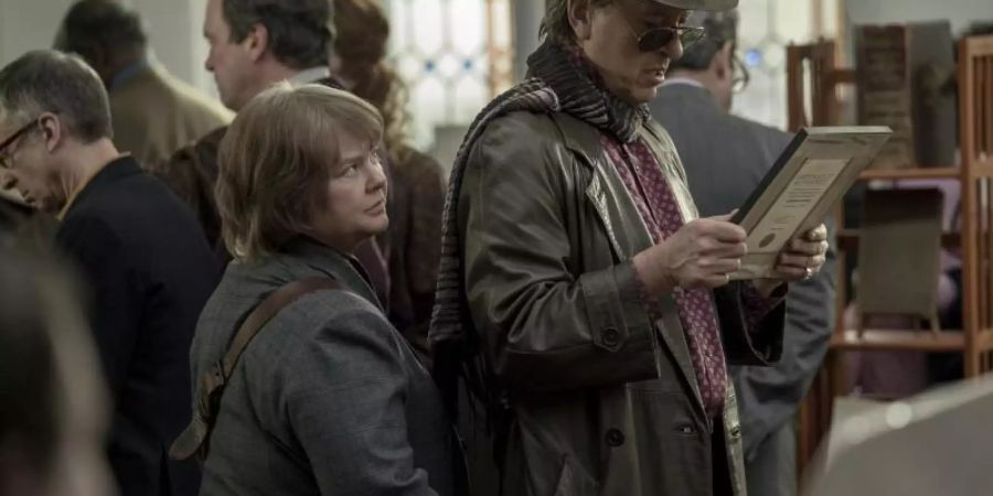 Lee Israel (Melissa McCarthy) und Jack (Richard E. Grant) machen gemeinsame Sache, bis das FBI den beiden auf die Schliche kommt. Foto: Twentieth Century Fox