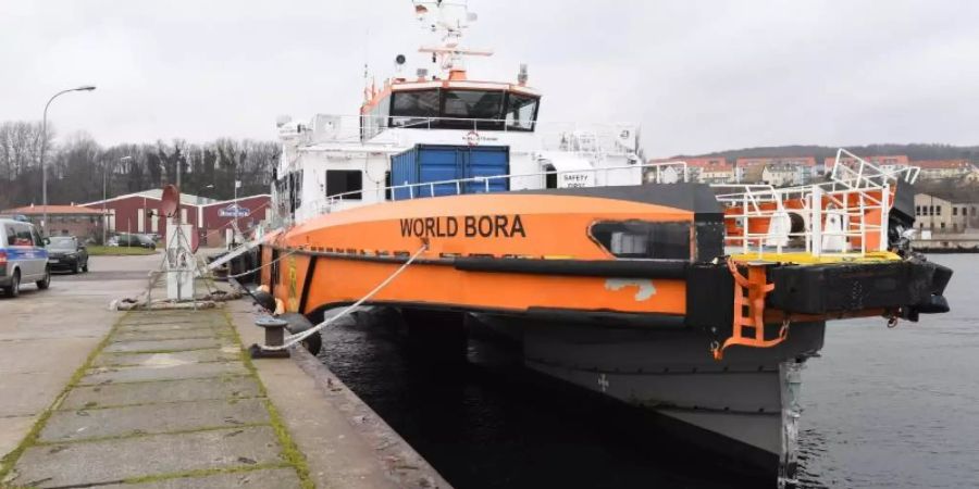 Der Offshore-Versorger «World Bora» liegt nach einem Unfall im Stadthafen von Sassnitz. Die «World Bora» ist wohl frontal in die Steuerbordseite des Frachters «Raba» gefahren. Foto: Stefan Sauer