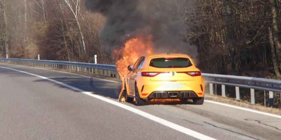 Brennendes Auto auf der A1  bei Oberentfelden AG.