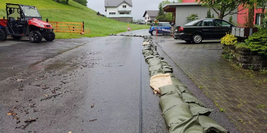 Doch dank zahlreichen Sandsäcken konnte die Feuerwehr das Schlimmste verhindern.