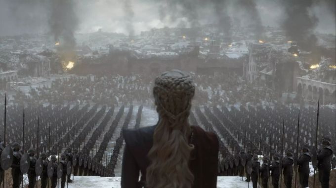 Daenerys Targaryen zerstört in «Game of Thrones» eine ganze Stadt und scharrt ihre Soldaten um sich. "Game of Thrones"