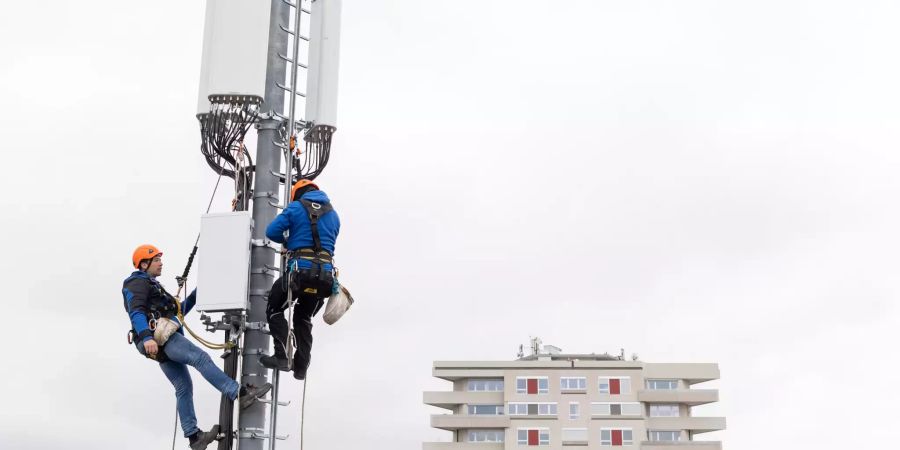 5G Techniker Mobilfunkantenne