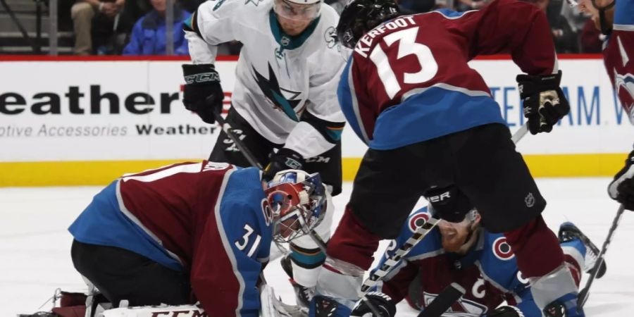 Timo Meier (in weiss) von den San Jose Sharks beschäftigt Colorados Goalie Philipp Grubauer und die gesamte Hintermannschaft der Avalanche.