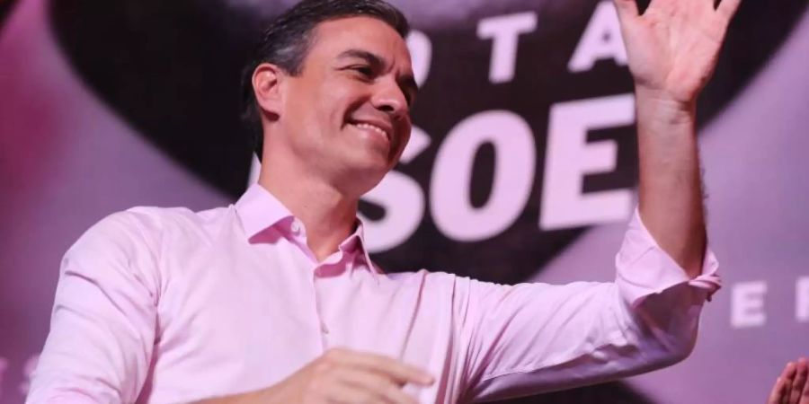 Pedro Sánchez jubelt seinen Anhängern am Wahlabend zu. Foto: Cèzaro De Luca