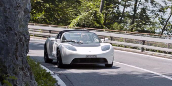 Ein Tesla Roadster in den Bergen. Tesla