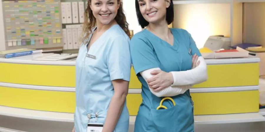 Ines Quermann (l) und Mimi Fiedler bei den Dreharbeiten zur RTL-Medical-Serie «Nachtschwestern». Foto: Jörg Carstensen