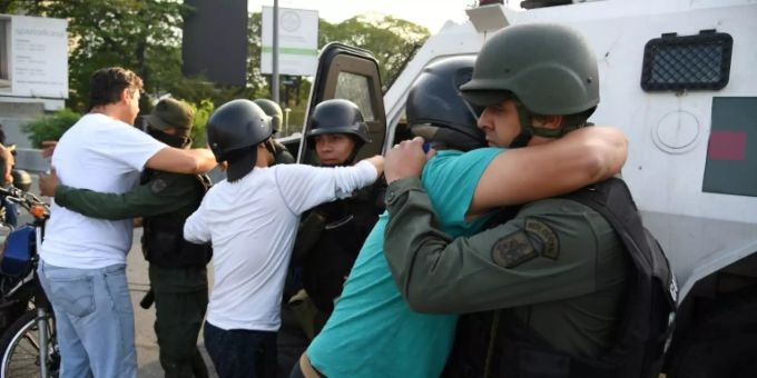 Venezolaner umarmen Soldaten in Caracas Venezolaner umarmen Soldaten in Caracas