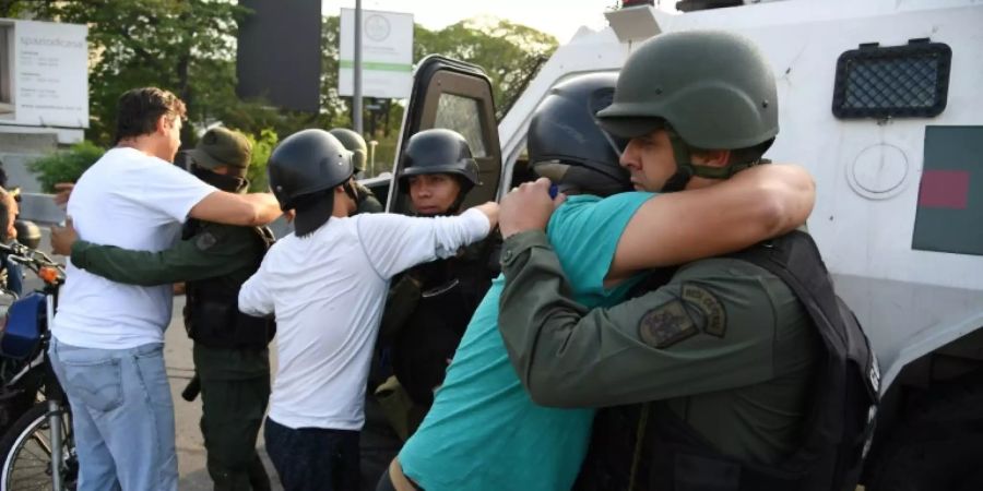 Venezolaner umarmen Soldaten in Caracas