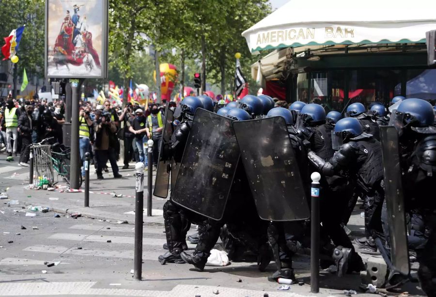 Die Bereitschaftspolizei und Polizisten (hinten rechts).