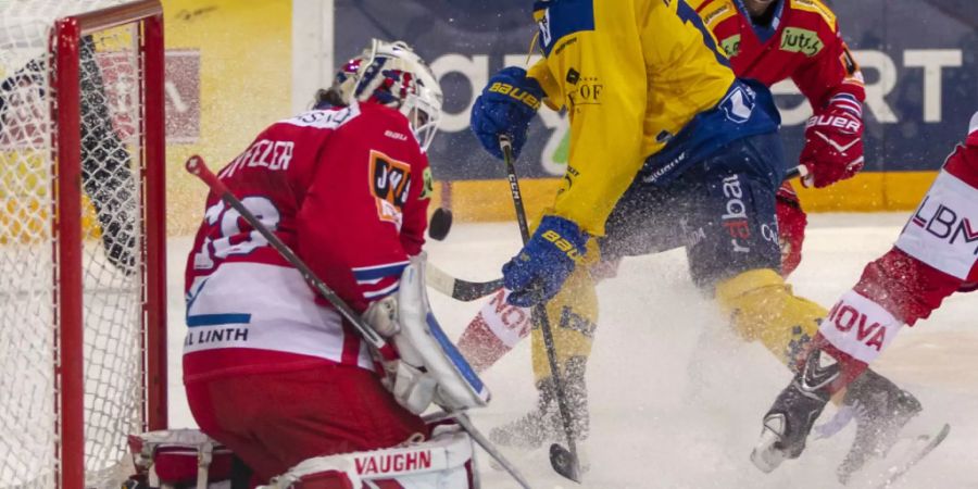 Der Davoser Stürmer Luca Hischier scheitert hier an Goalie Melvin Nyffeler von den Lakers