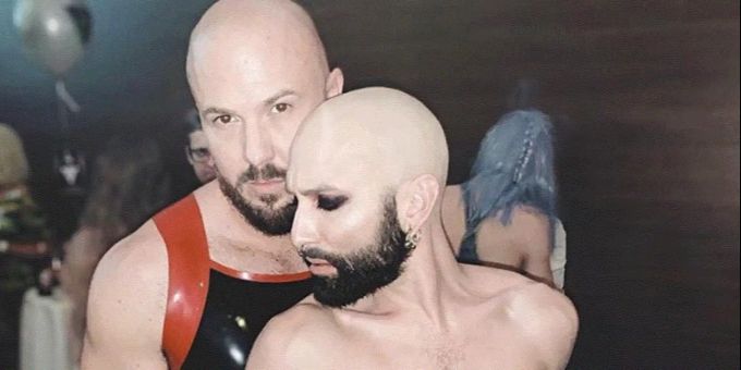 Conchita Wurst hat sich von ihren Haaren getrennt. Mit Glatze präsentiert sie sich am Grazer Tuntenball. Conchita Wurst