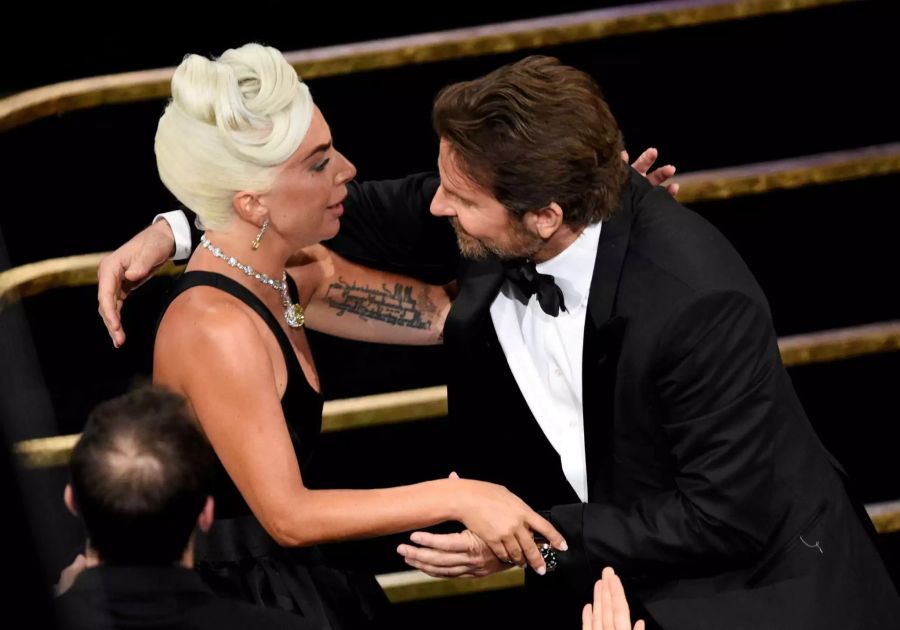 Lady Gaga und Bradley Cooper gaben an den Oscars sowohl auf wie auch abseits der Bühne beim Flirten Vollgas.