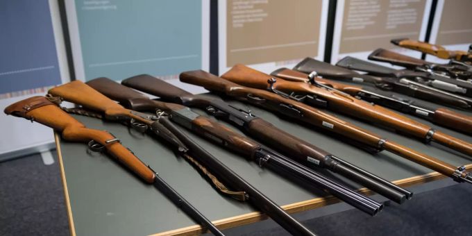 In der Schweiz steht die Abstimmung über die Teilrevision des Waffengesetzes an. Laut der neusten Umfrage sind die Mehrheitsverhältnisse kaum mehr umkehrbar. Waffengesetz Waffen Teilrevision Waffenrecht