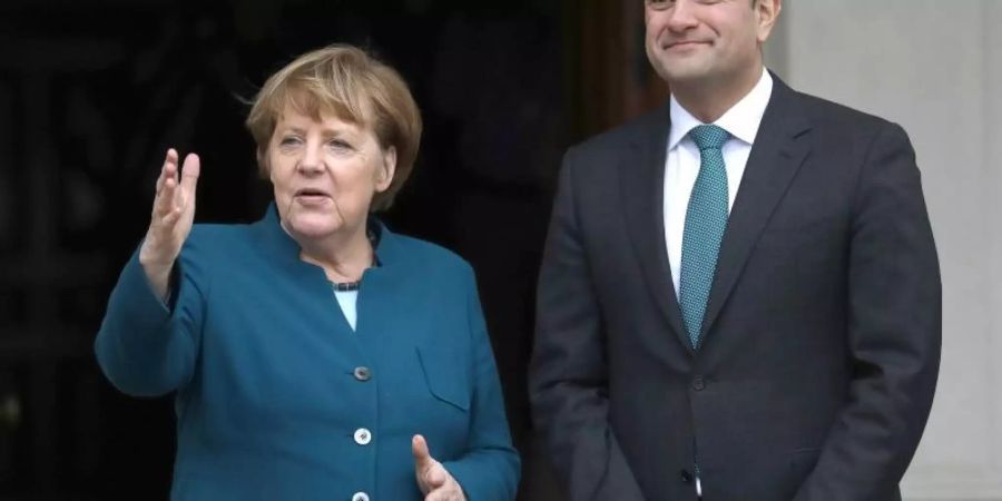 Der irische Premierminister Leo Varadkar emüfängt Bundeskanzlerin Angela Merkel am Farmleigh Haus in Dublin. Foto: Peter Morrison/AP