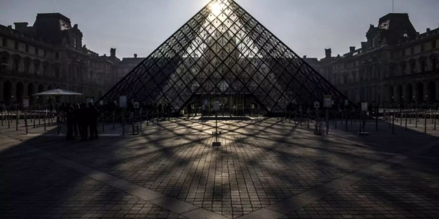 Der Pariser Louvre und seine Glas-Pyramide