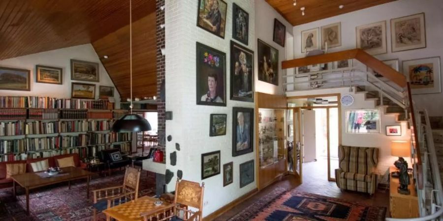 Viele Bücher und eine grosse Kunstsammlung: Das Wohnhaus von Helmut Schmidt und seiner Frau Loki. Foto: Axel Heimken