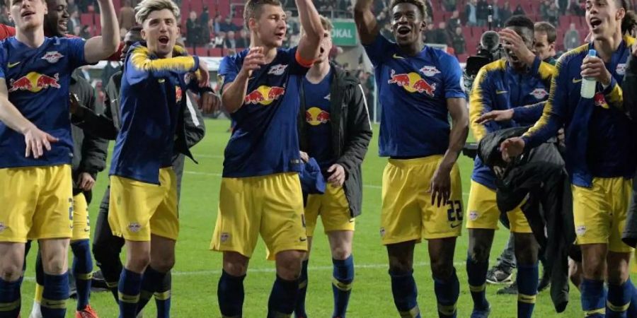 Leipzigs Spieler feiern mit den Fans in Augsburg den Einzug ins Pokal-Halbfinale. Foto: Stefan Puchner/dpa
