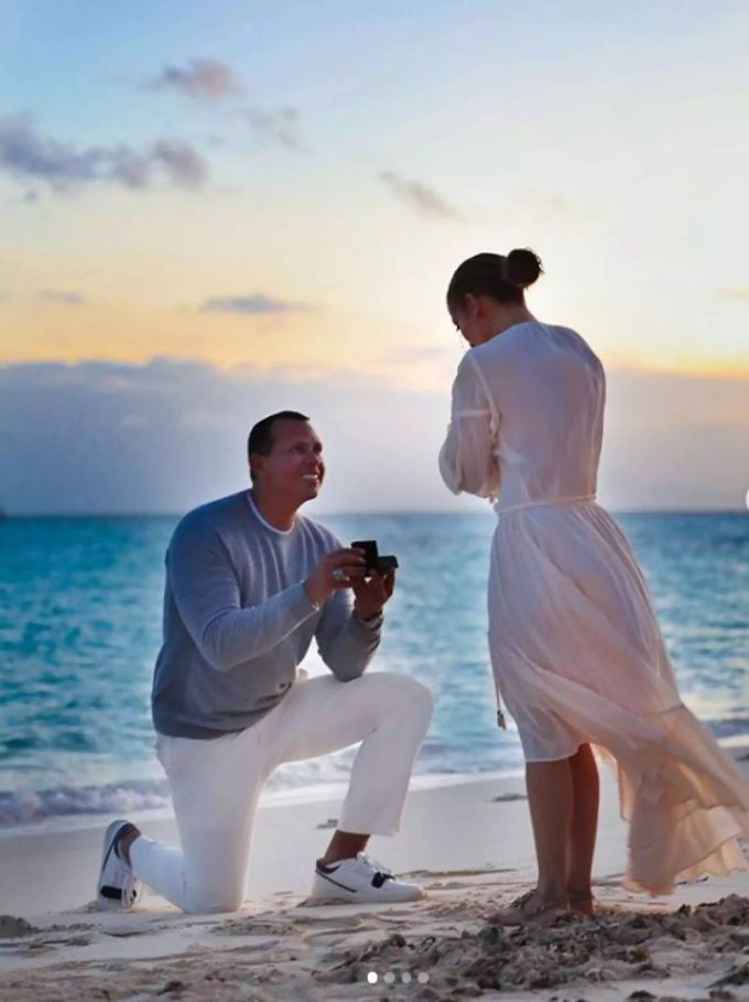 Alex Rodriguez geht vor Jennifer Lopez auf die Knie. jennifer lopez alex rodriguez
