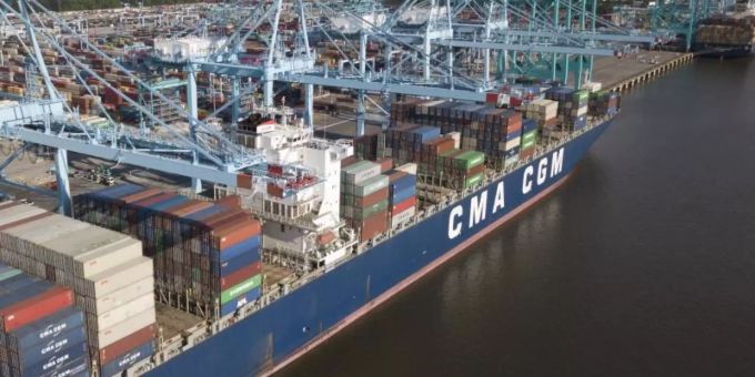 Im Hafen von Norfolk in Virginia wird ein Containerschiff entladen. Im Handelsstreit zwischen Washington und Peking ist weiter kein Ende abzusehen. Foto: Steve Helber/AP Im Hafen von Norfolk in Virginia wird ein Containerschiff entladen. Im Handelsstreit zwischen Washington und Peking ist weiter kein Ende abzusehen. Foto: Steve Helber/AP