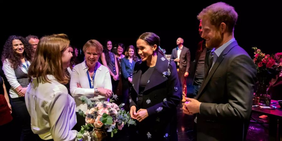 Prinz Harry und Herzogin Meghan mit Freiwilligen von «Shout». Die Ex-Schauspielerin setzt sich auch für Frauenrechte ein.