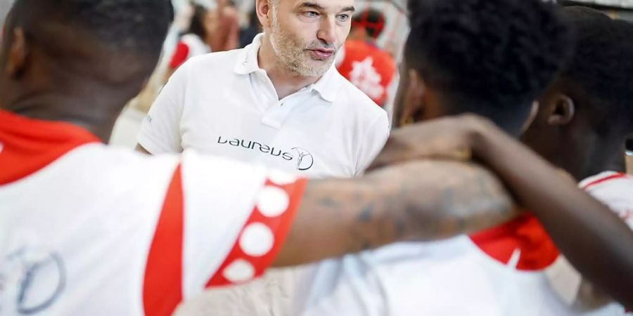 Der ehemalige Fussball-Internationale Stéphane Chapuisat spricht mit Jugendlichen am Street-Soccer-Turnier von Laureus in Payerne