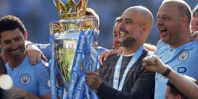 Pep Guardiola mit der Trophäe. Foto: Frank Augstein/AP guardioal