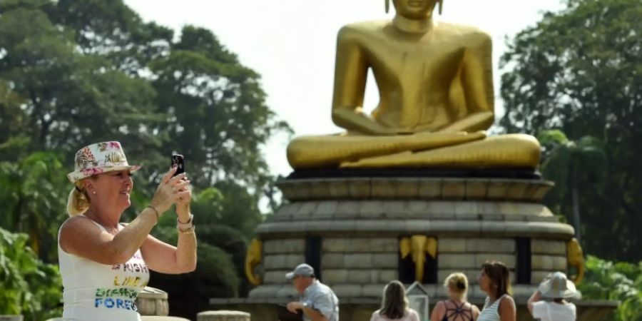 Touristen im Viharamahadevi-Park in Colombo