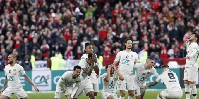 Die Spieler von Paris Saint-Germain reagieren auf den verschossenen Elfmeter. Foto: Thibault Camus/AP/dpa Die Spieler von Paris Saint-Germain reagieren auf den verschossenen Elfmeter. Foto: Thibault Camus/AP/dpa