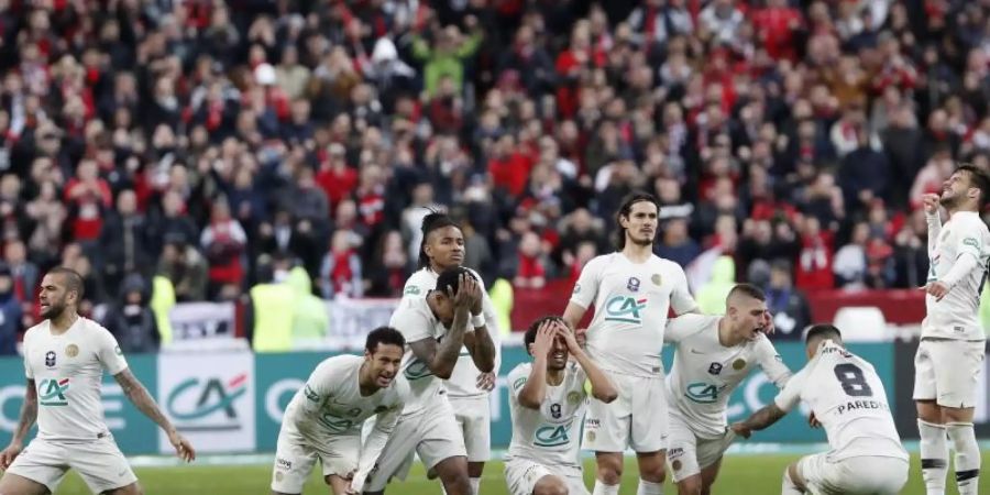 Die Spieler von Paris Saint-Germain reagieren auf den verschossenen Elfmeter. Foto: Thibault Camus/AP/dpa