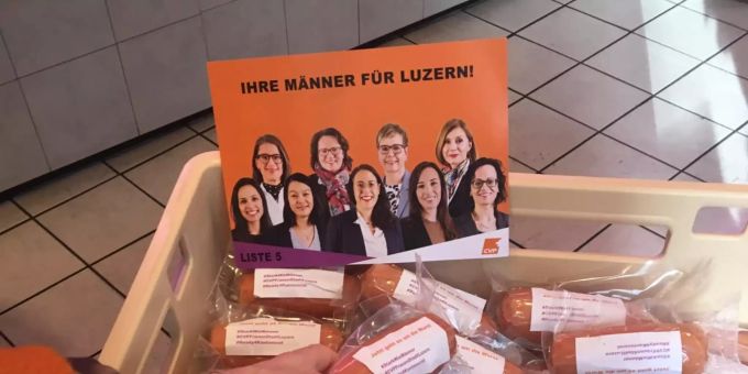Jetzt geht's um die Wurst: Die CVP Luzern will mehr Frauen im Kantonsrat sehen. Beworben werden die Kandidatinnen als Männer. Frauenhand greift nach Cervalats in einem Korb