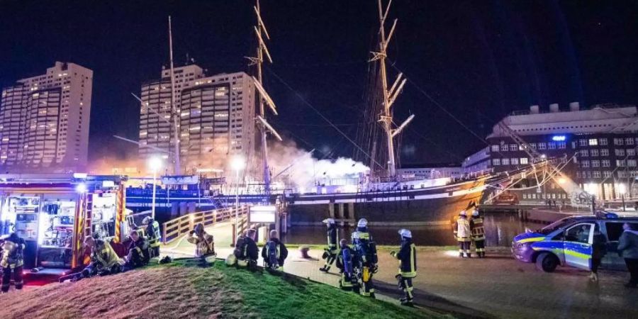 Die Feuerwehr versucht, den Brand auf dem historischen Segelschiff «Seute Deern» zu löschen. Foto: Arnd Hartmann/Nordsee-Zeitung