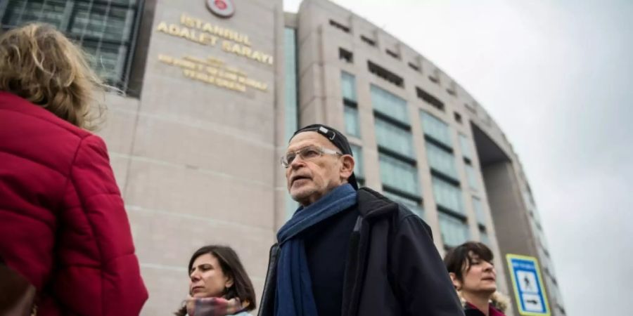 Günter Wallraff vor dem Gericht in Istanbul im November