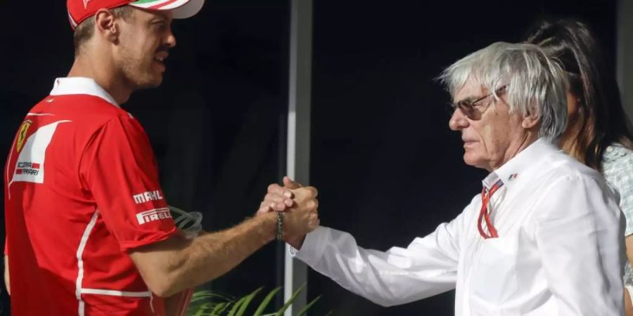 Ex-Formel-1-Chef Bernie Ecclestone (r) glaubt noch Ferrari-Fahrer Sebastian Vettel. Foto: Luca Bruno/AP