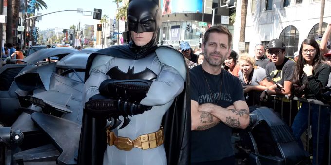 Ein als Batman verkleideter Mann steht neben US-Filmemacher Zack Snyder vor dem Batmobile, nachdem der Cartoon-Zeichner Bob Kane (1915-1998), der den Fledermaus-Mann Batman gemeinsam mit dem Autor Bill Finger geschaffen hat, mit einem Stern auf dem Hollywood Walk of Fame geehrt worden ist. (zu dpa «Long Live the Bat» - Batman wird 80 vom 24.03.2019) Foto: Paul Buck/EPA/dpa +++ dpa-Bildfunk +++ Zack Snyder Batman