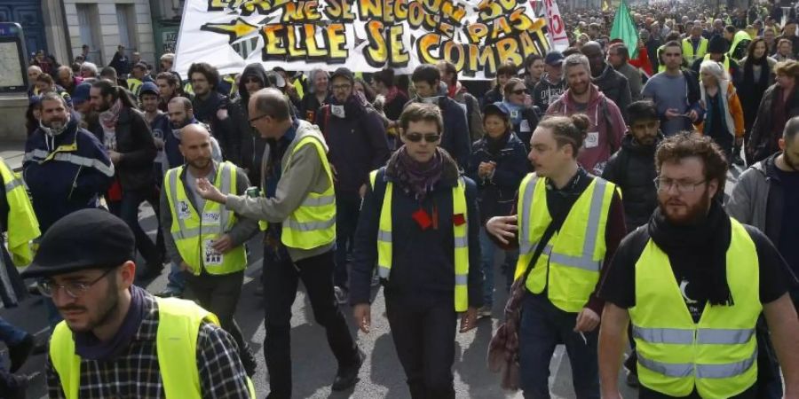 In Frankreich stagnierte der private Konsum. Dies dürfte Experten zufolge auch eine Folge der sogenannten Gelbwesten-Proteste gewesen sein, unter denen der Einzelhandel besonders zu leiden hatte.. Foto: Michel Euler/AP/dpa