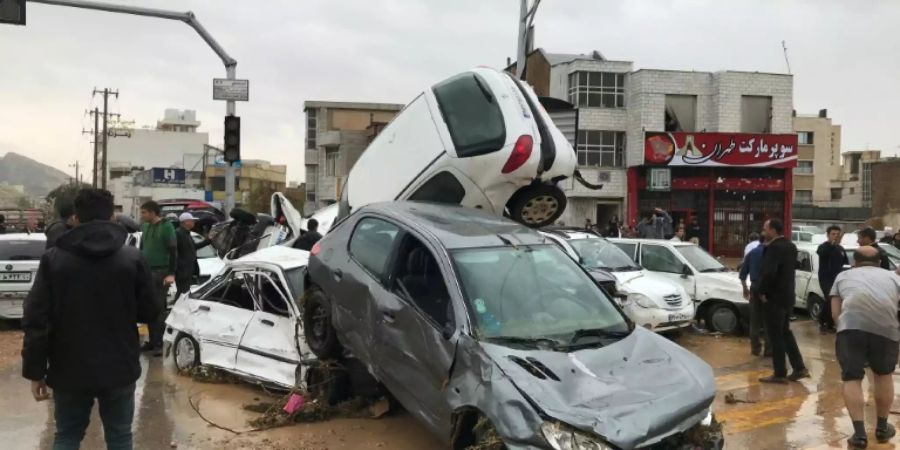 Von den Fluten fortgeschwemmte Autos