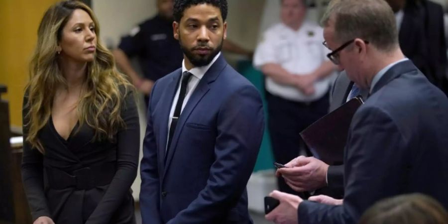 Jussie Smollett (M.) mit seiner Anwältin Tina Glandian