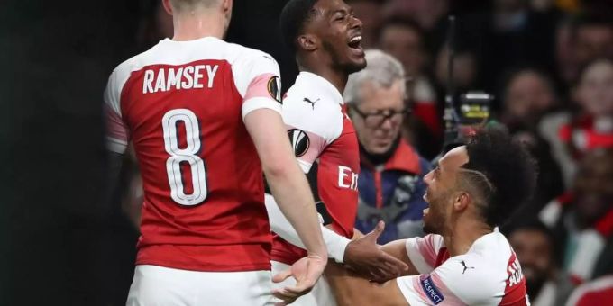 Ainsley Maitland-Niles (M) vom FC Arsenal jubelt über sein Tor zum 2:0 gegen Rennes mit Aaron Ramsey (l) und Pierre-Emerick Aubameyang. Foto: Nick Potts/PA Wire